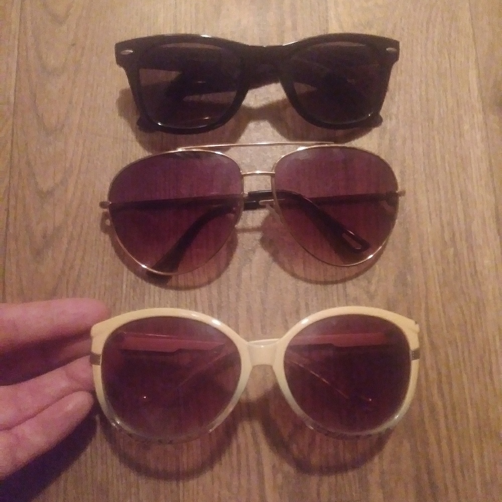 Womans sunglass set of 3